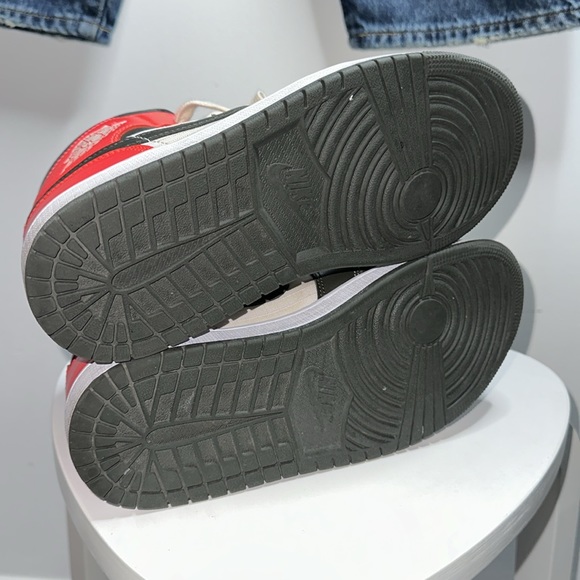 Nike 2021 Women’s  Air Jordan 1 Mid SE 'Newsprint' - Picture 6 of 7